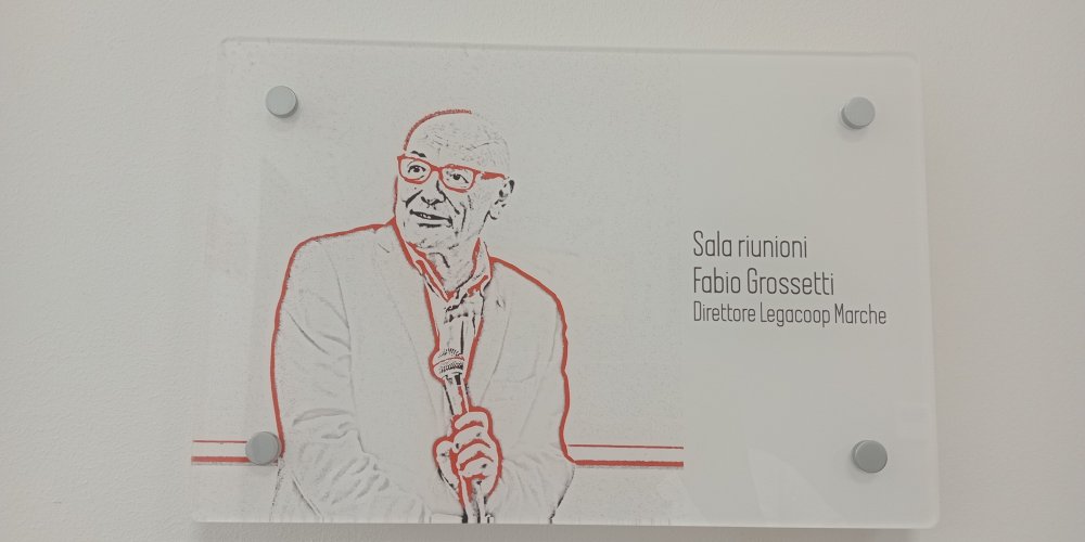 DEDICATA A FABIO GROSSETTI LA SALA RIUNIONI DI LEGACOOP MARCHE